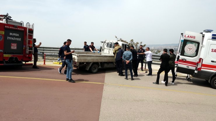 Kamyonet bariyerlere çarptı