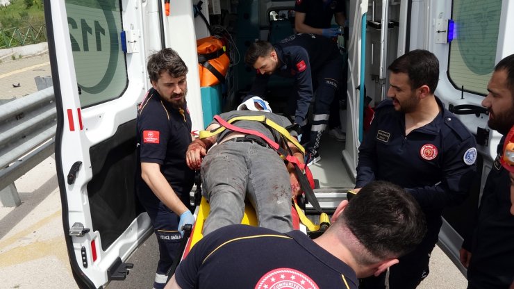 Kamyonet bariyerlere çarptı