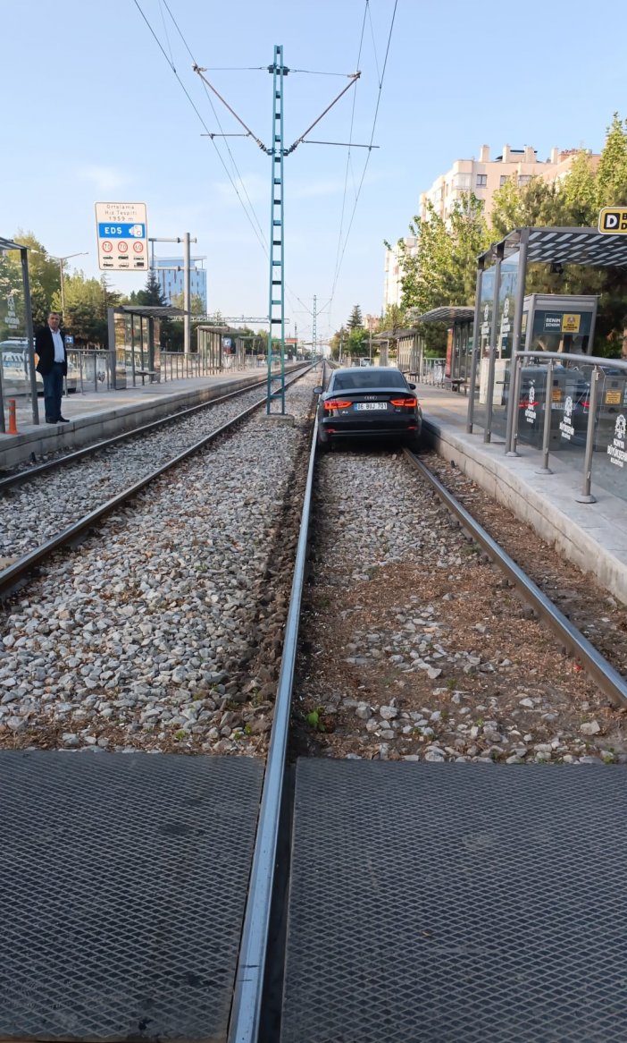 konyada-otomobil-surucu-tramvay-hattina-daldi.jpg