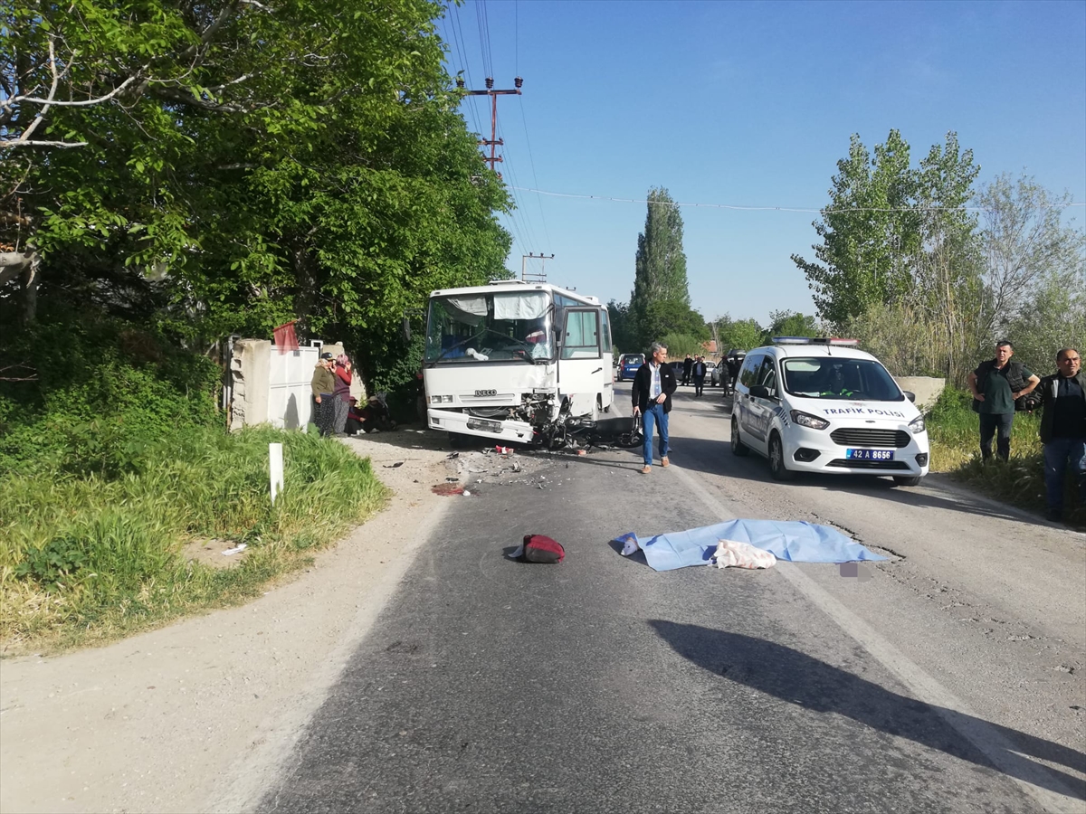 konyada-midibus-ile-motosiklet-carpisti-2-kisi-hayatini-kaybetti-002.jpg