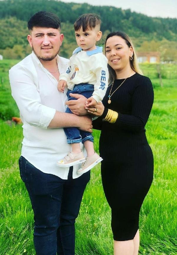 Otomobil elektrik direğine çarptı, sürücünün eşi ve oğlu öldü