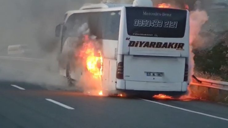Yolcu otobüsü alev alev yandı