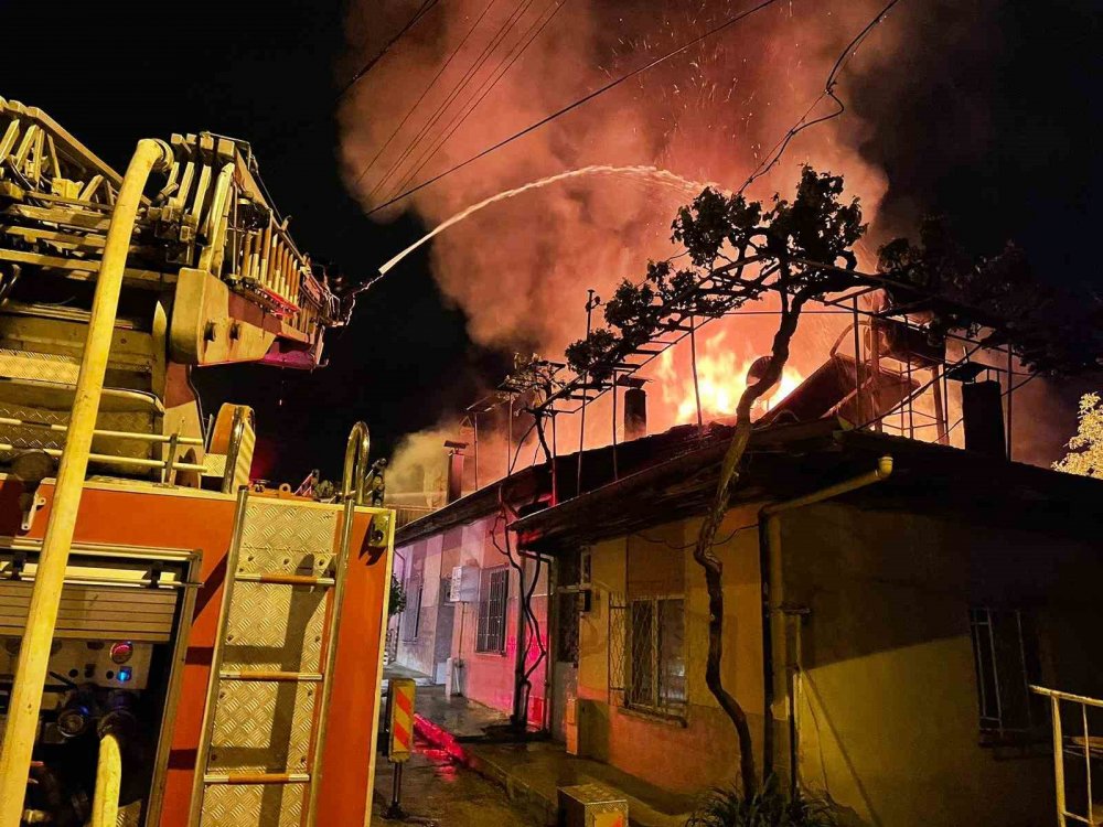 Elektrik kaçağı yangına sebep oldu