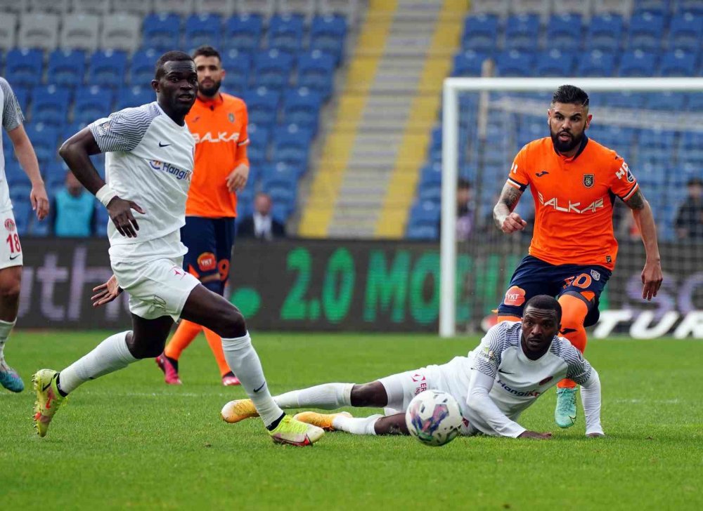 Medipol Başakşehir ilk 4 hedefinde yara aldı