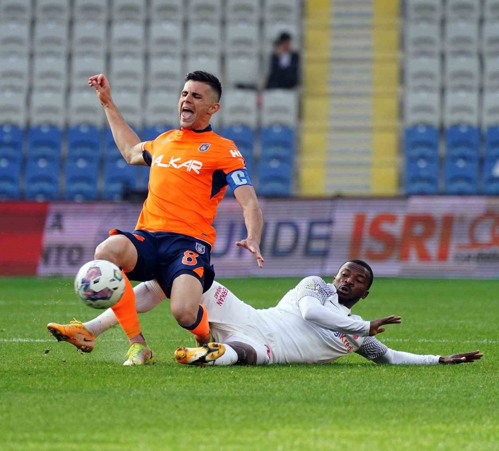 Medipol Başakşehir ilk 4 hedefinde yara aldı