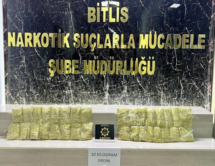 Otobüste yapılan aramada 2 kadının üzerinde 10 kilo eroin ele geçirildi