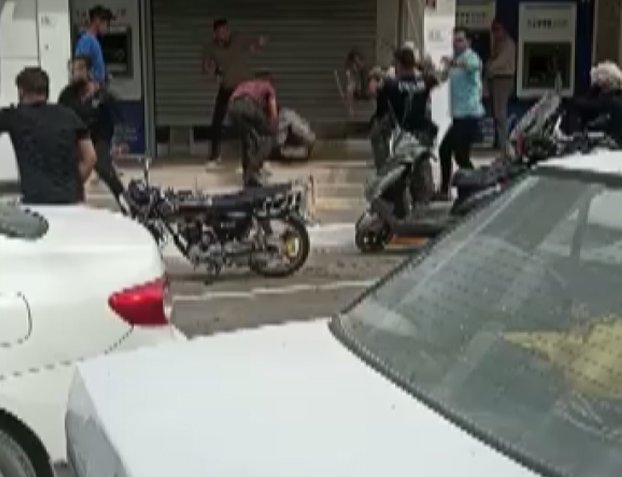 Tabanca, sopa ve bıçaklı kavgada polise de saldırdılar; 4 yaralı