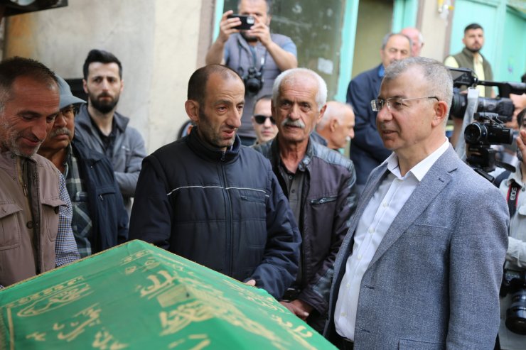 'Dünyanın en uzun burunlu insanı', son yolcuğuna uğurlandı