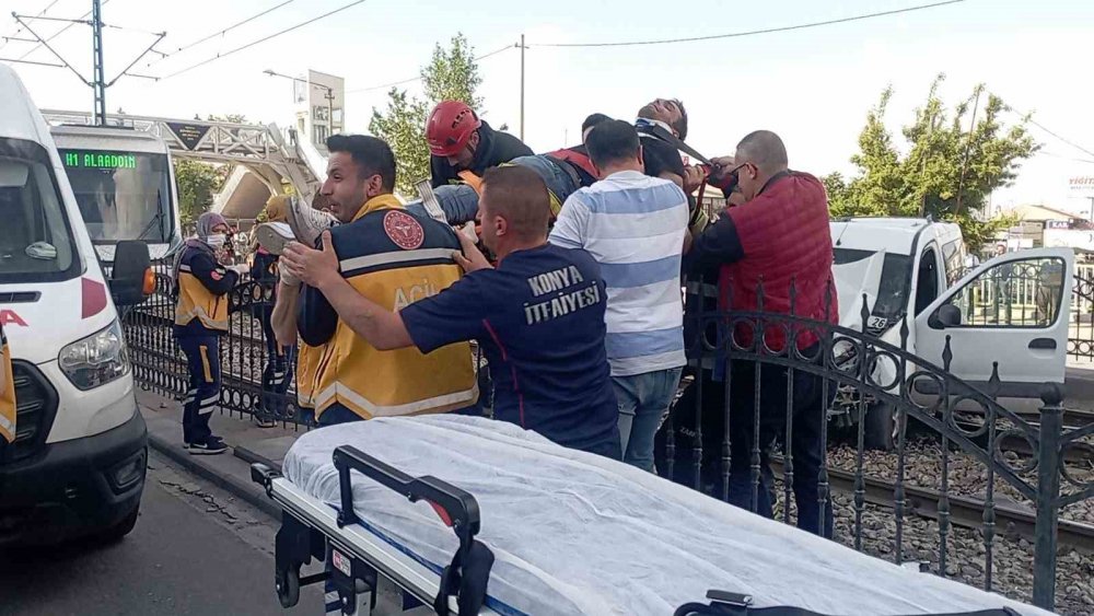 Konya'da kontrolden çıkan araç tramvay yoluna girdi, yaralılar var