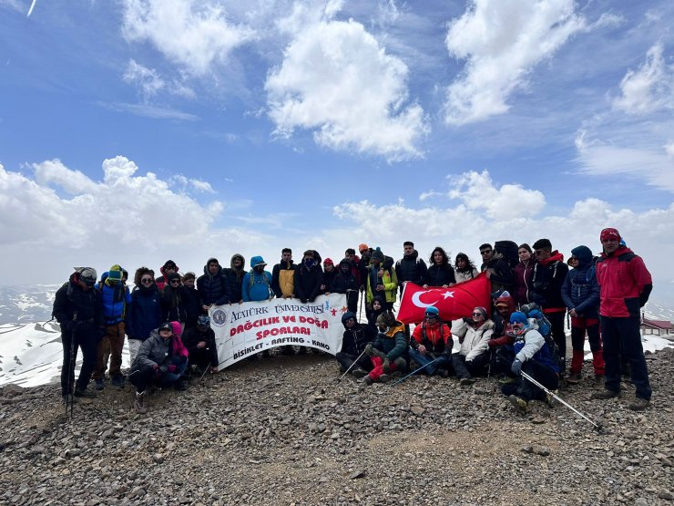 Zirveye tırmanıp, dev Türk bayrağı açtılar