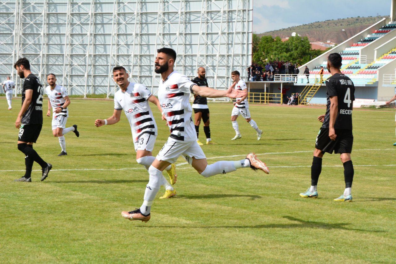 68-aksaray-belediyespor-20-yil-aradan-sonra-2-lige-yukseldi.jpg