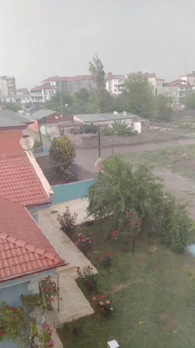 Iğdır'da eve düşen yıldırım böyle görüntülendi