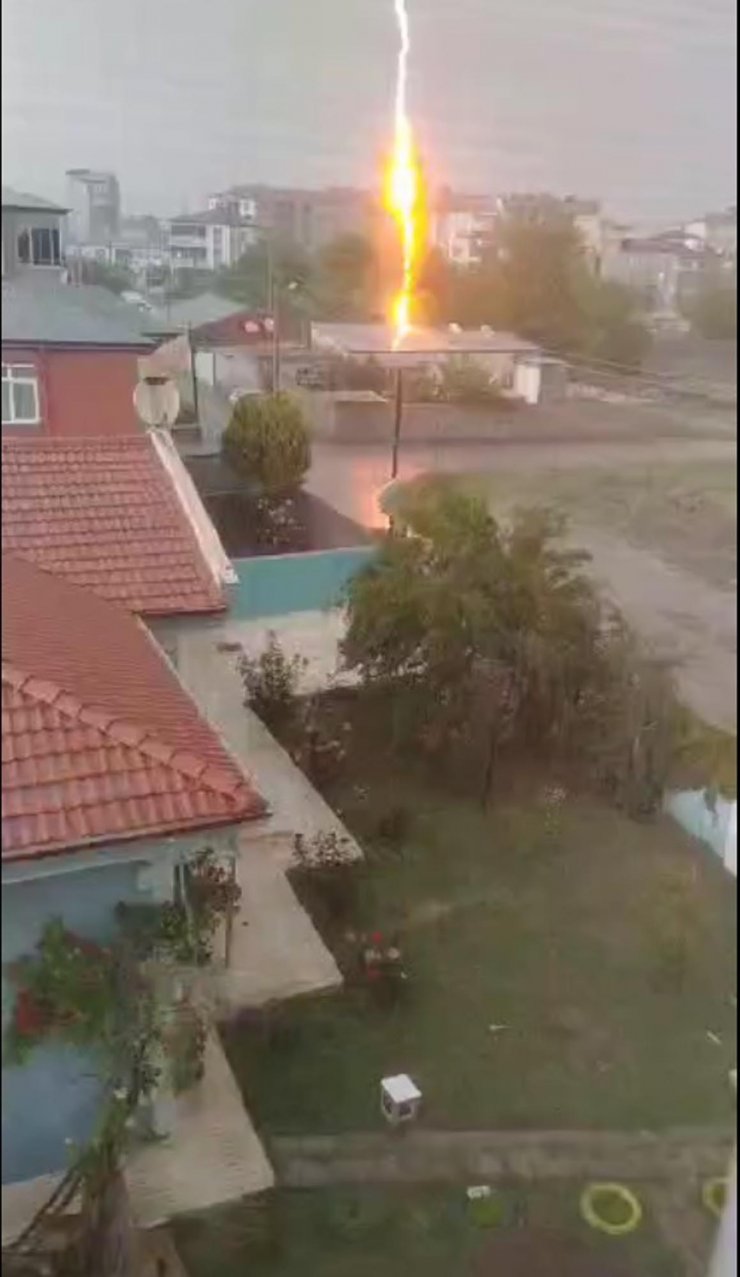 Iğdır'da eve düşen yıldırım böyle görüntülendi