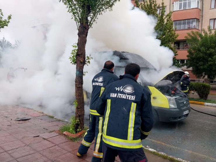 Yolcu minibüsü alev alev yandı