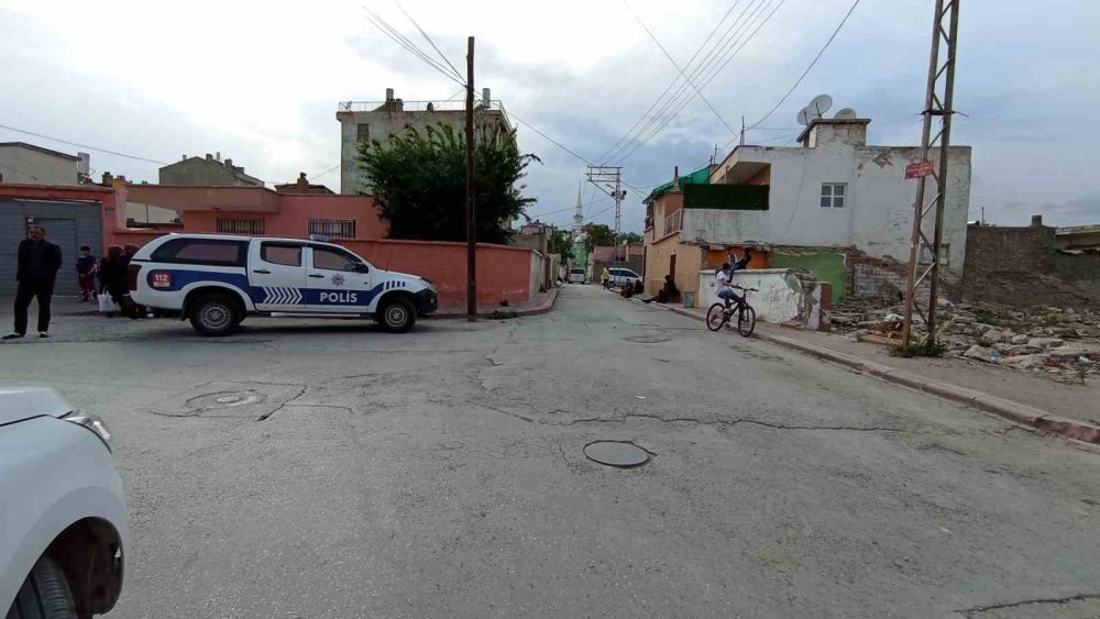 Konya'da yolda yürüyen kişiden para istediler, vermeyince bıçakladılar