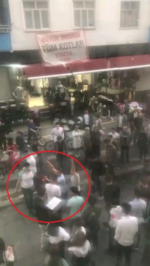 Taciz iddiasıyla dövüp, hastanelik ettiler