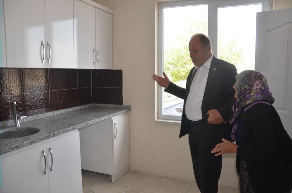 Başkan Oprukçu Anakız Öğer’in evini teslim etti