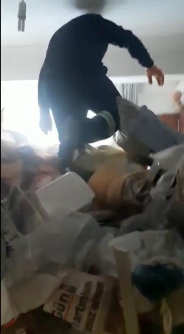 Evden onlarca kamyon çöp çıktı