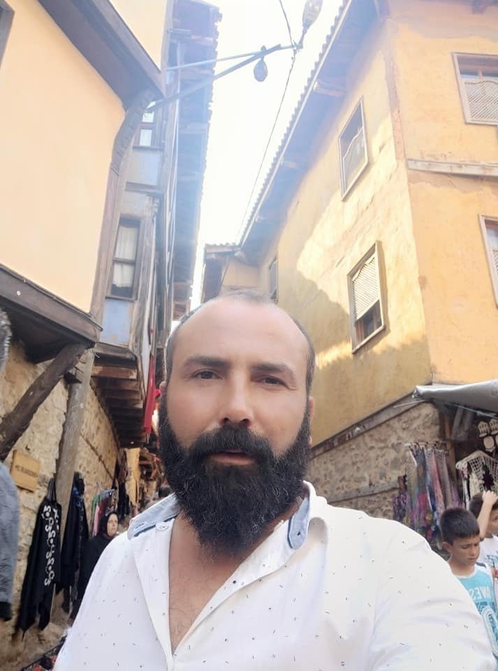 Hasta arkadaşına yardım ederken, otomobilin çarpmasıyla öldü