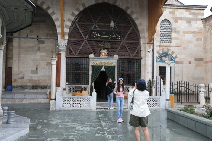 mevlana-muzesini-5-ayda-1-milyon-200-bin-ziyaretci-gezdi-1.webp