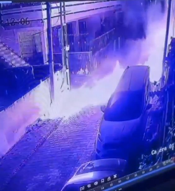 Parasını alamadı evinin önüne bomba attı; o anlar kamerada