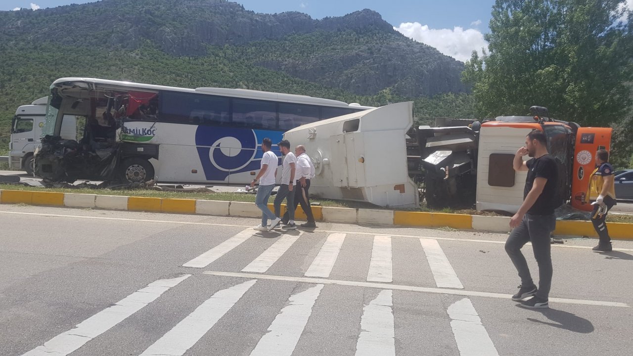 yolcu-otobusu-yol-temizleme-aracina-carpti-1-olu-15-yarali.jpg