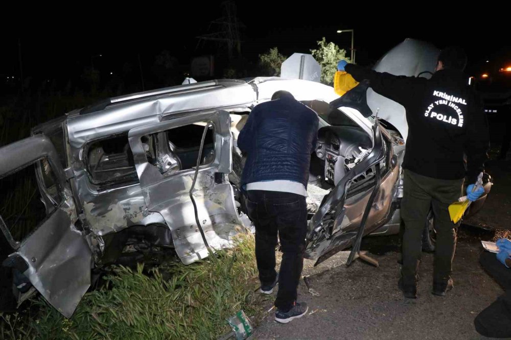 Aksaray-Konya kara yolunda hafif ticari araçla minibüs çarpıştı! Yaralılar var