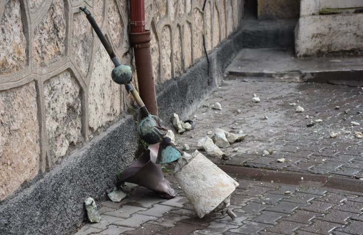 Cuma namazı sırasında cami minaresine yıldırım isabet etti