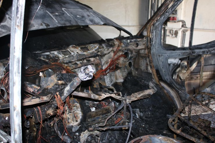 Oto tamirhanesindeki yangın... 1 kişi yaralandı; 3 kamyonet kullanılamaz hale geldi