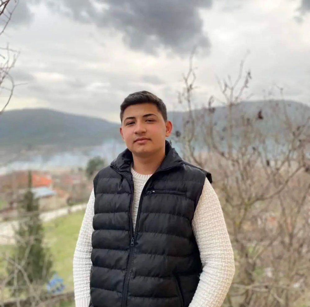 Gölete düşen otomobilde sıkışan genç hayatını kaybetti