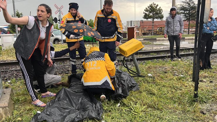 Hemzemin geçitte trenin çarptı