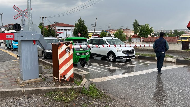 Hemzemin geçitte trenin çarptı