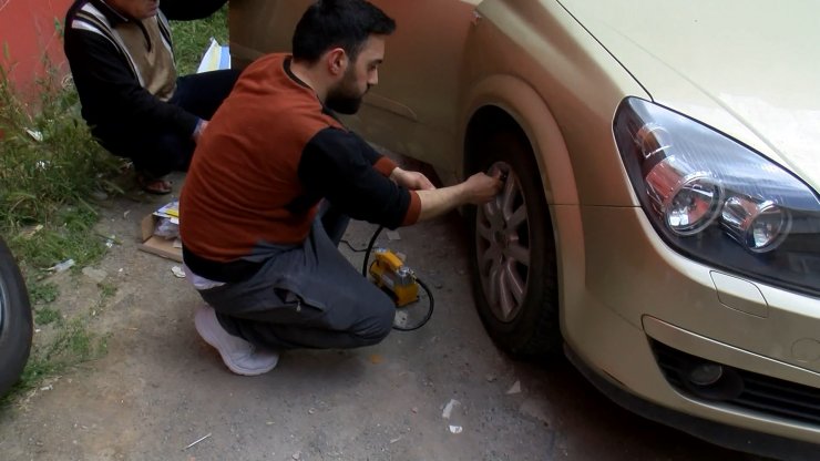 Sokaktaki tüm otomobillerin lastiklerini patlattılar