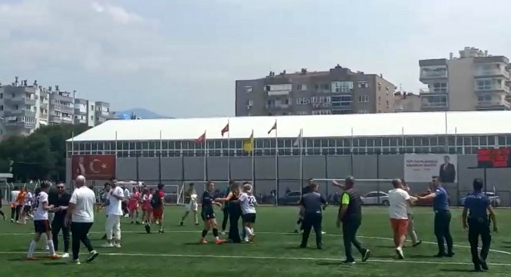 Taraftar, sahada kadın futbolculara saldırdı