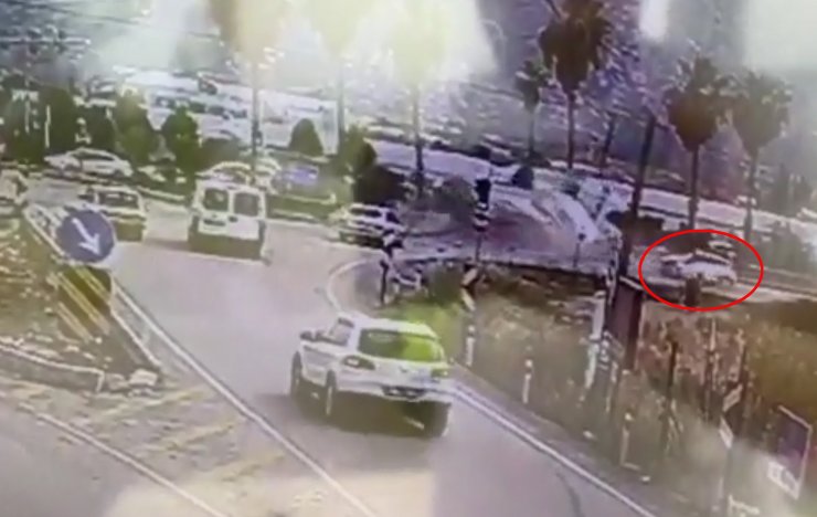 TIR ile otomobilin çarpıştığı kaza kameraya yansıdı