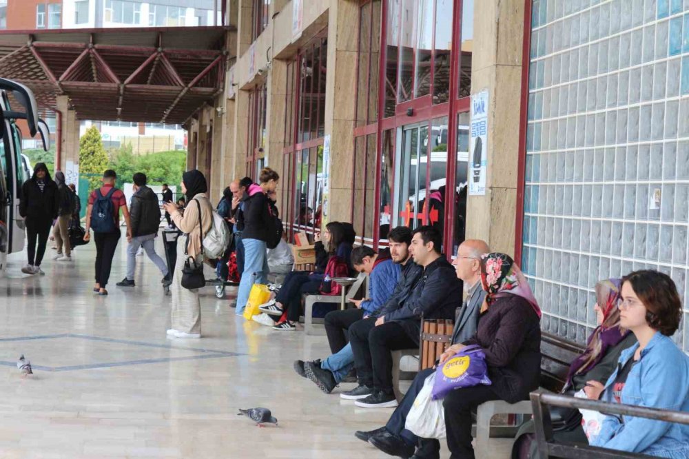 Yüzlerce depremzede, memleketlerine seçim için gitti