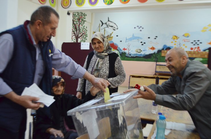 115 yaşında tekerlekli sandalyeyle getirildiği okulda oy kullandı
