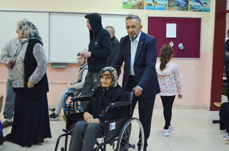 115 yaşında tekerlekli sandalyeyle getirildiği okulda oy kullandı