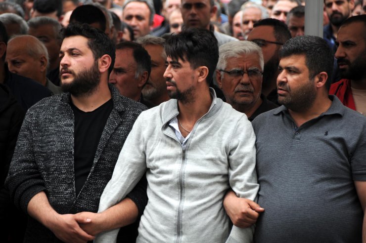 13'üncü kattan düşen eşi ve 2 çocuğunu son yolculuklarına gözyaşlarıyla uğurladı