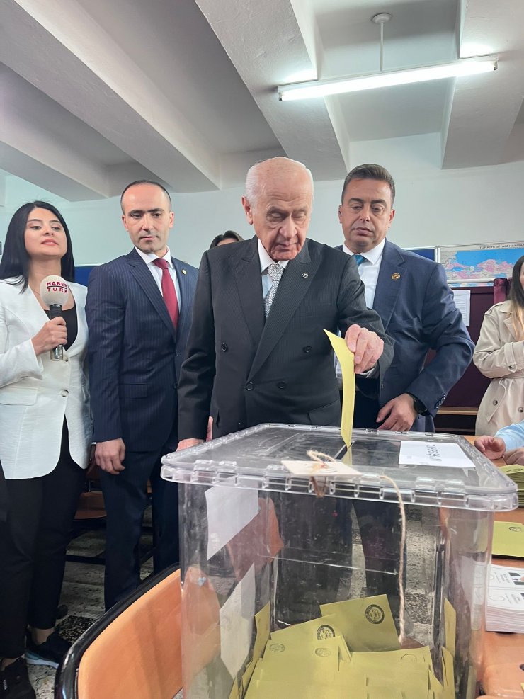 Bahçeli, oyunu kullandı: "Yeni yüzyılın ilk seçimi bugün tamamlanmış olmaktadır"