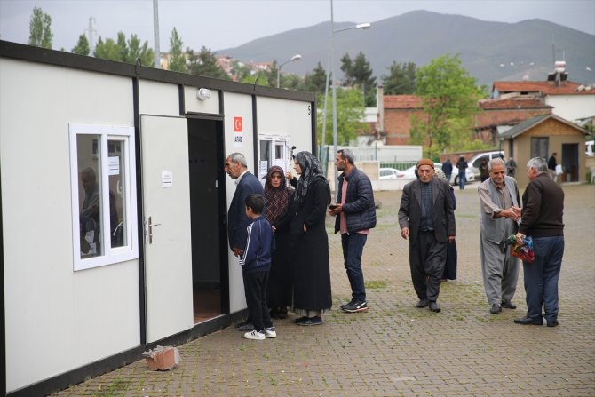 Deprem bölgesinde vatandaşlar sandık başına gitti