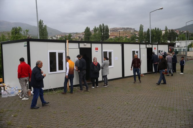 Deprem bölgesinde vatandaşlar sandık başına gitti