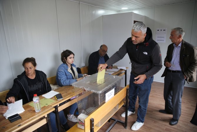 Deprem bölgesinde vatandaşlar sandık başına gitti