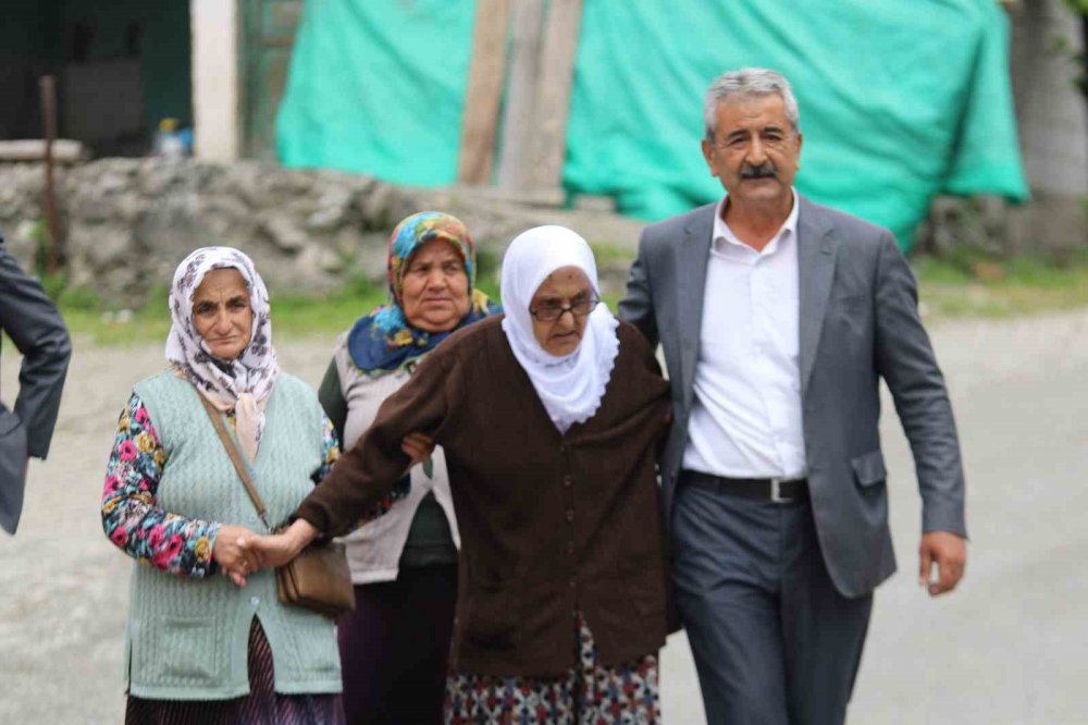 İki kardeşin yolu yıllar sonra sandıkta kesişti...Seçimin en duygusal anı