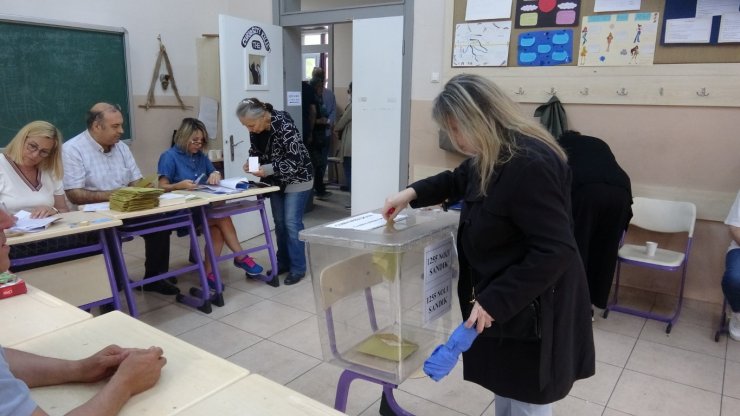 İzmir'de seçmenler Cumhurbaşkanı Seçimi 2'nci oylaması için sandığa gitti