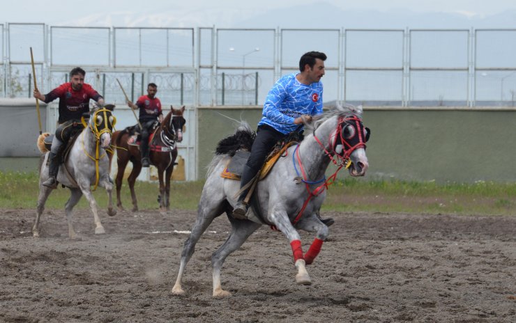 Rahatsızlanıp atından düşen ciritçiye, müsabakayı izleyen doktor müdahale etti