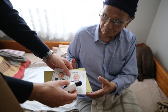 Trakya'da hasta veya engelliler "seyyar sandık" ile oylarını kullandı