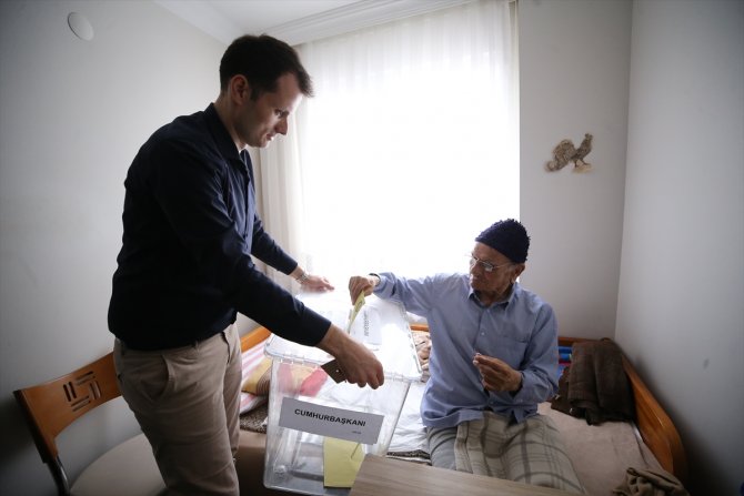 Trakya'da hasta veya engelliler "seyyar sandık" ile oylarını kullandı