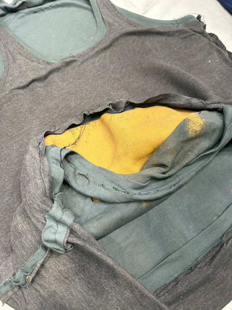 Altını toz haline getirip üzerindeki kıyafete gizlemişti!