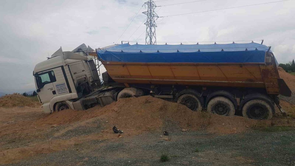 Frenleri patlayınca yoldan çıktı, işte burası kurtardı
